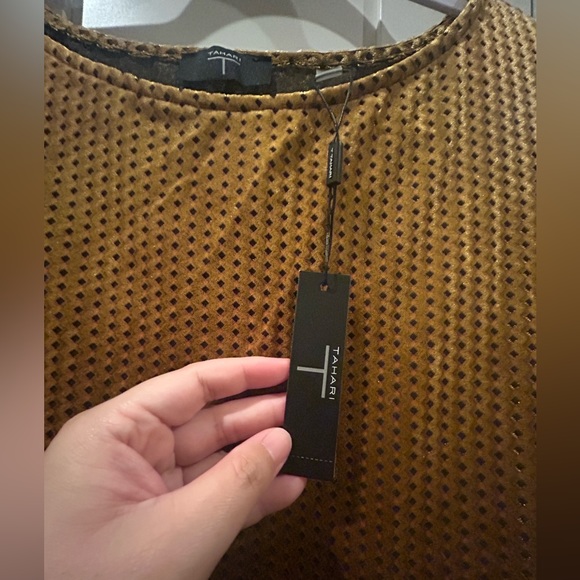 Tahari Women’s Gold Metallic Polka Dot Velvet Long Sleeve Blouse - New Condition - Picture 4 of 6